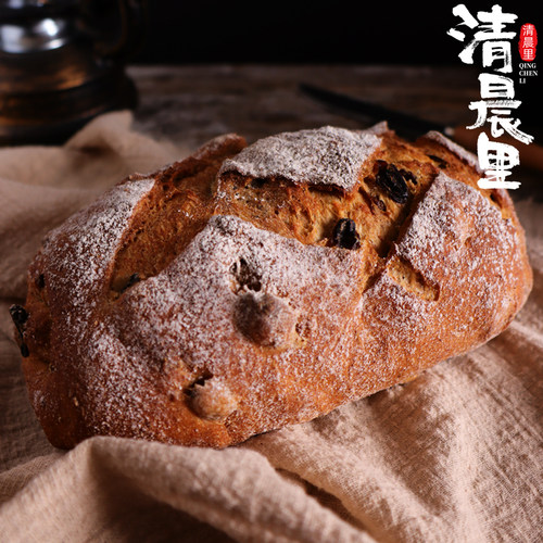 清晨里酒渍葡萄硬欧面包