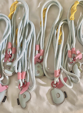 创意个性立体蓝色字母挂件斜跨长绳适用于手机壳小众ins百搭女款户外防丢手机链通用ccd相机便携背带挂脖侧身