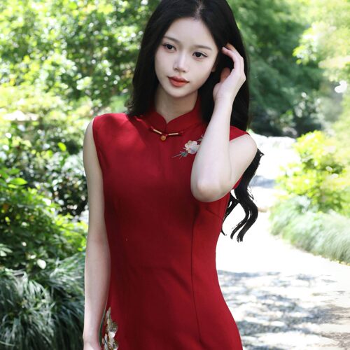 新娘端庄大气红色旗袍订婚礼服