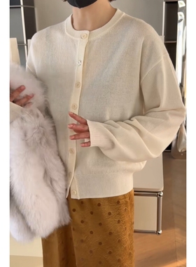 现货诗歌兰61225百搭白色圆领韩系纽扣羊毛毛衣女2025冬季新款