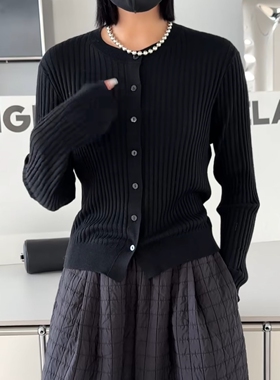 秒发2025早春新款诗歌兰27110百搭黑色圆领排扣竖条纹针织开衫女