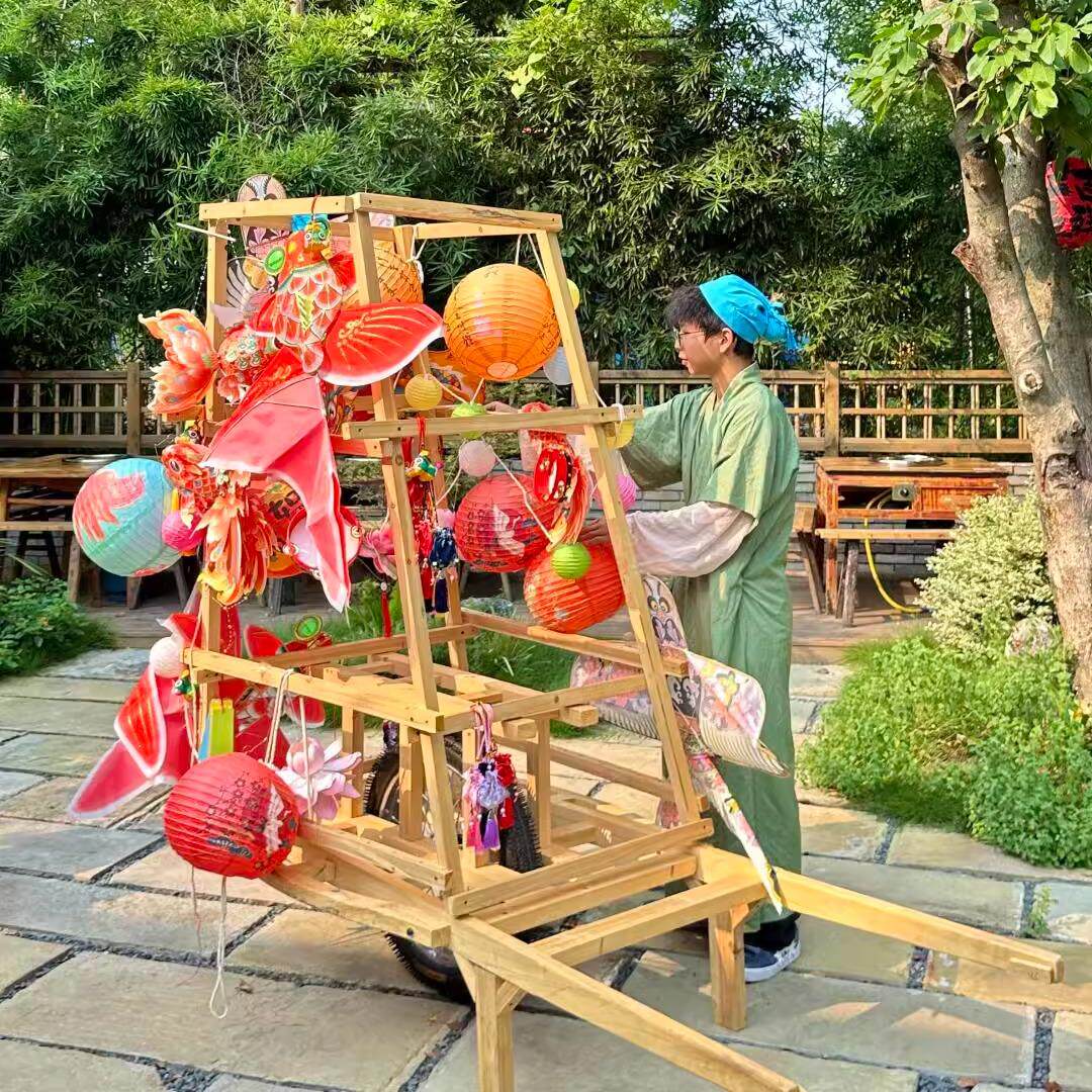 古风集市年味元宵传统节庆民宿卖货郎小推车货郎车独轮手推车灯笼