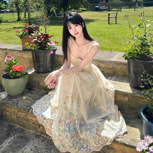 秘镜花园重工刺绣吊带连衣裙女夏季海边度假风收腰显瘦绝美长裙子