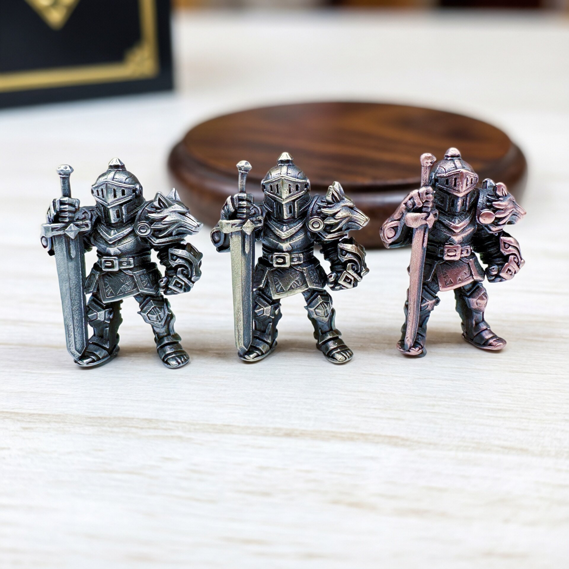 黄铜罗马盔甲武士刀坠伞绳挂件