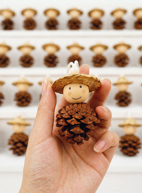 是“松果人”呀！草帽松果人挂件