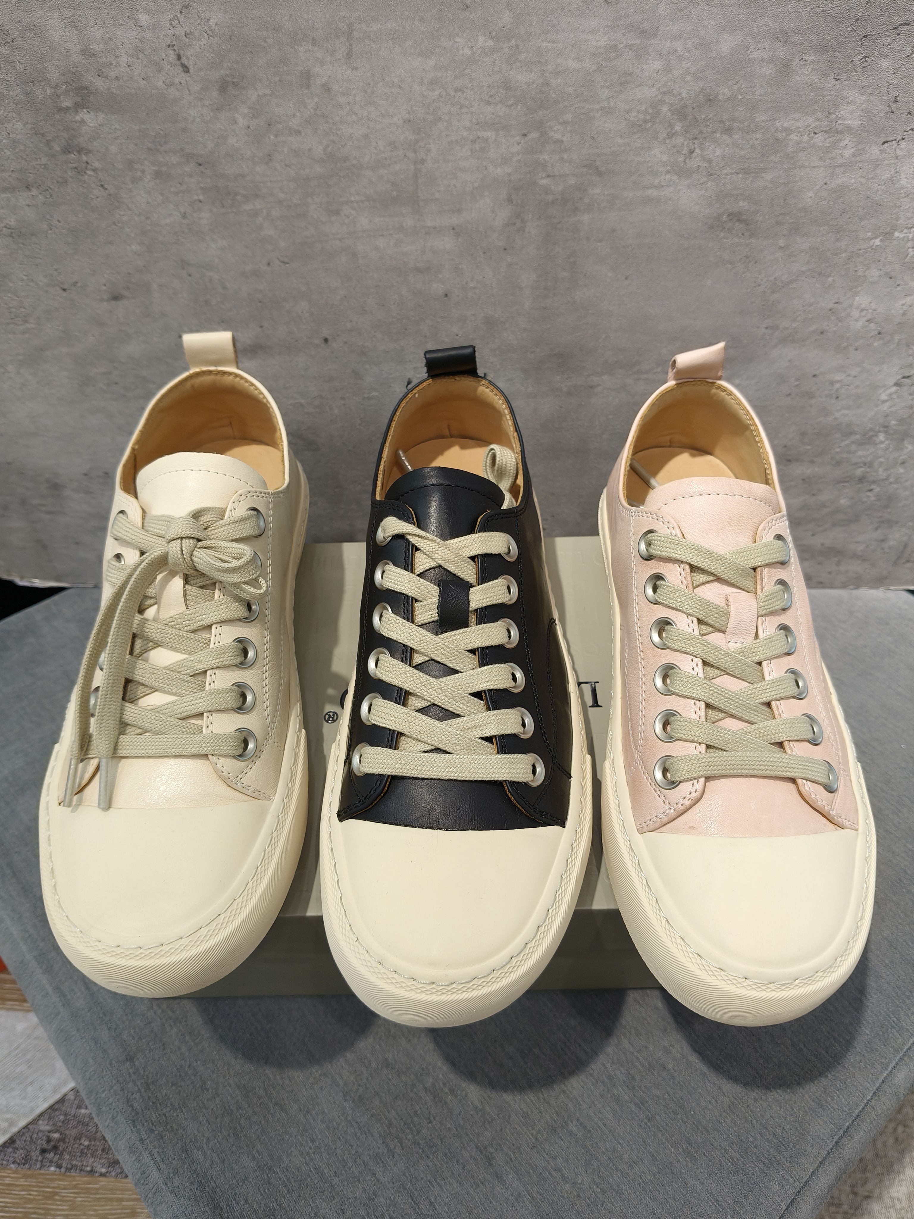 欧洲站2025春季新款欧货马皮女鞋平底系带圆头低帮休闲女板鞋