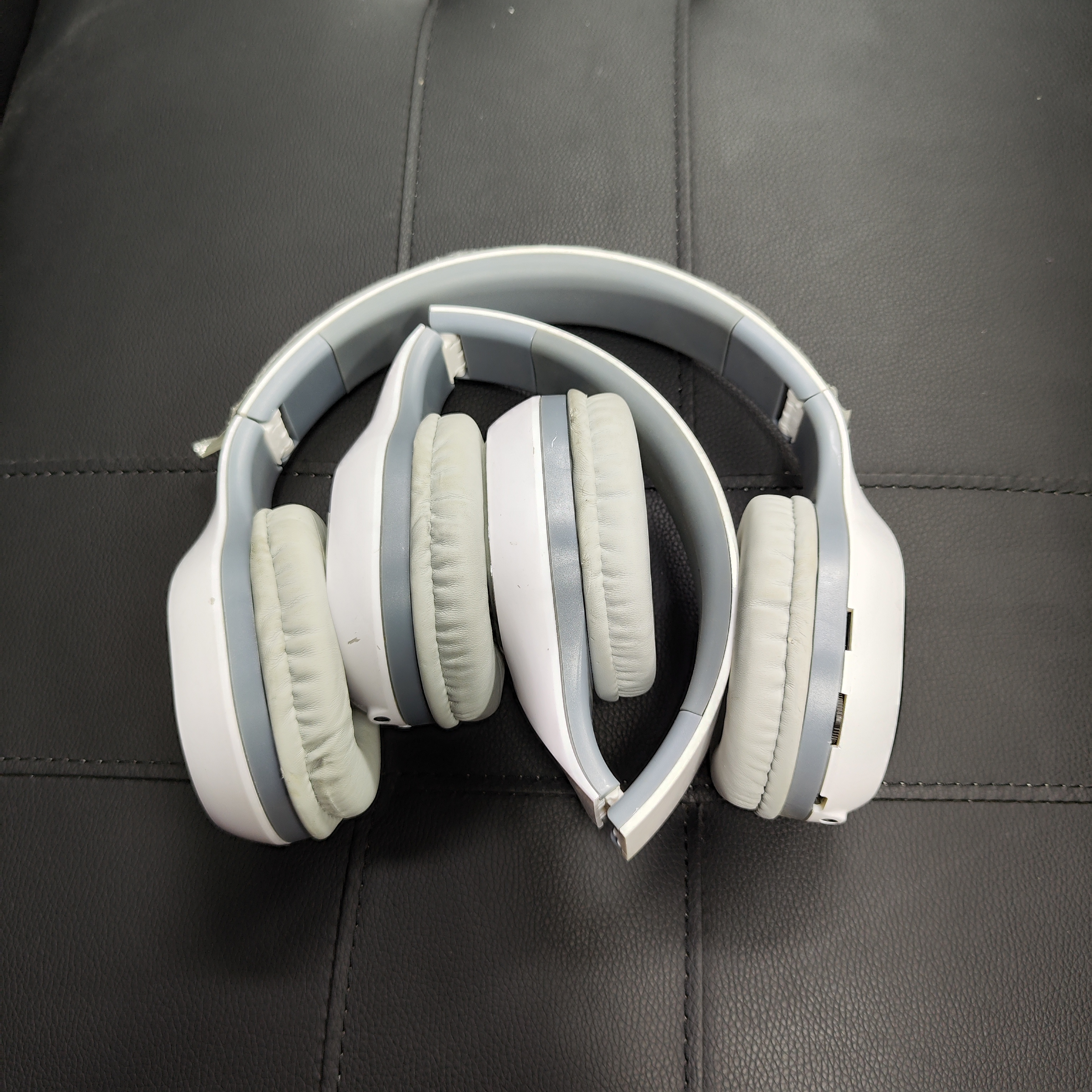 头戴式耳机 能开机 耳套掉皮外观瑕疵