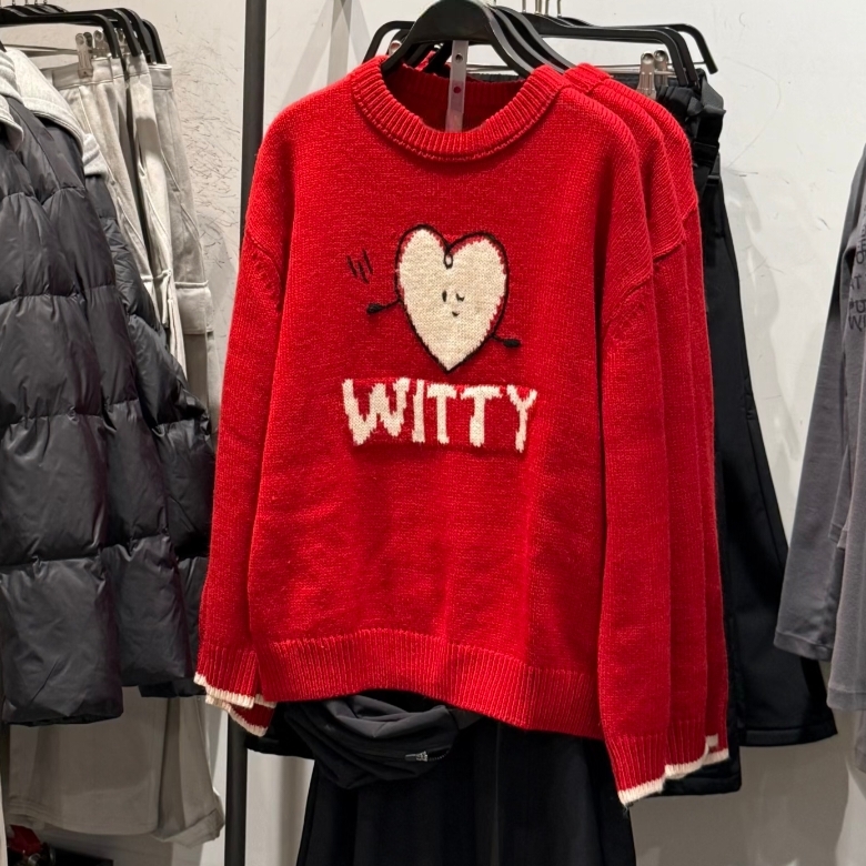 VM NY NB UR2025冬慵懒风休闲撞色爱心字母提花圆领针织衫毛衣女