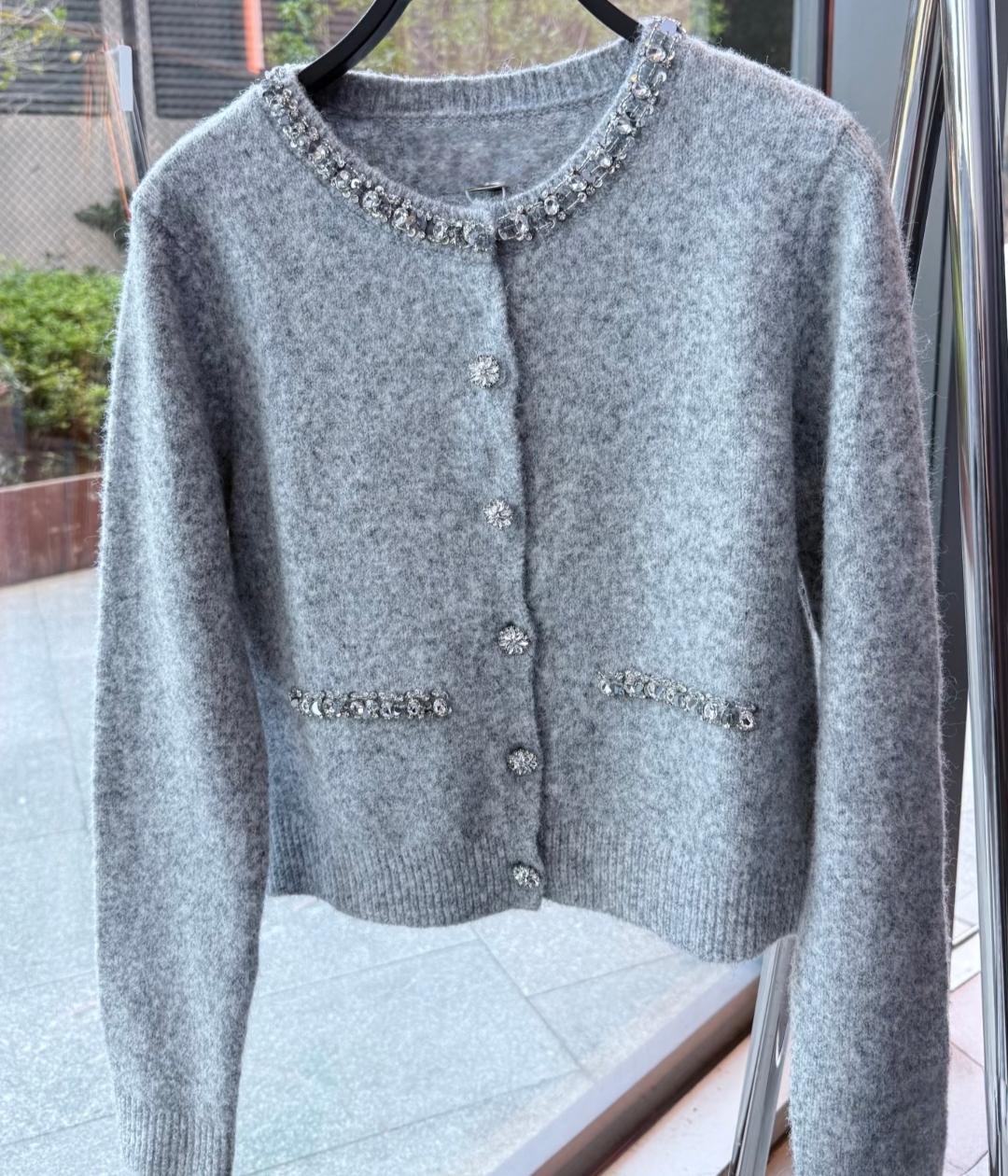 VM NY NB UR2025秋法式小香风魅力烫钻饰圆领灰色针织开衫上衣女