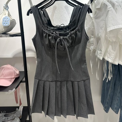 学院风系带百褶吊带连衣裙