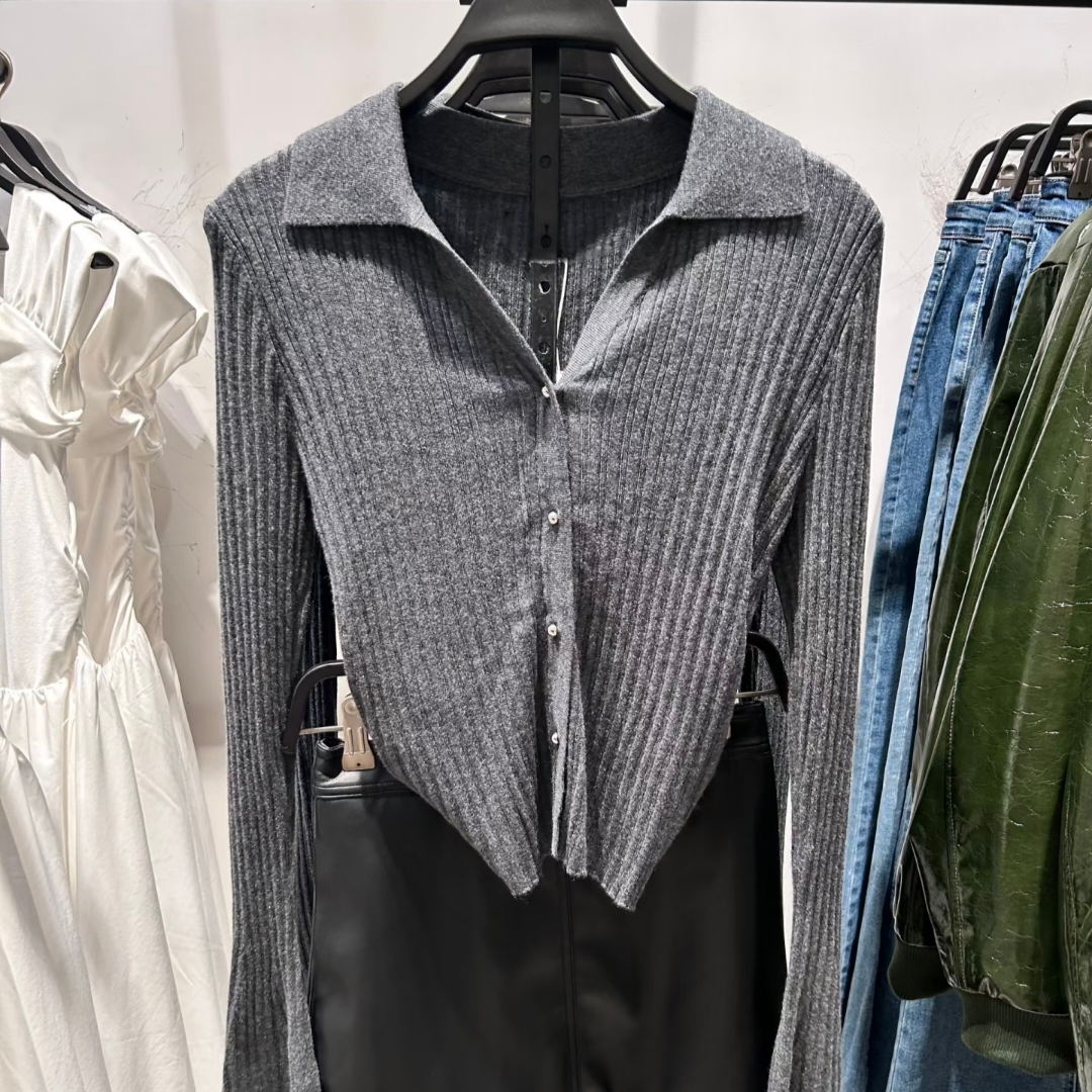 学院风翻领纽扣修身长袖针织衫