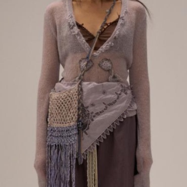 SHELLE ARTISTE V领手钩花毛衣