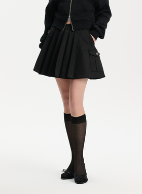 Three Quarters 25SS黑色缎感解构v腰工装百褶短裙春季新款半身裙