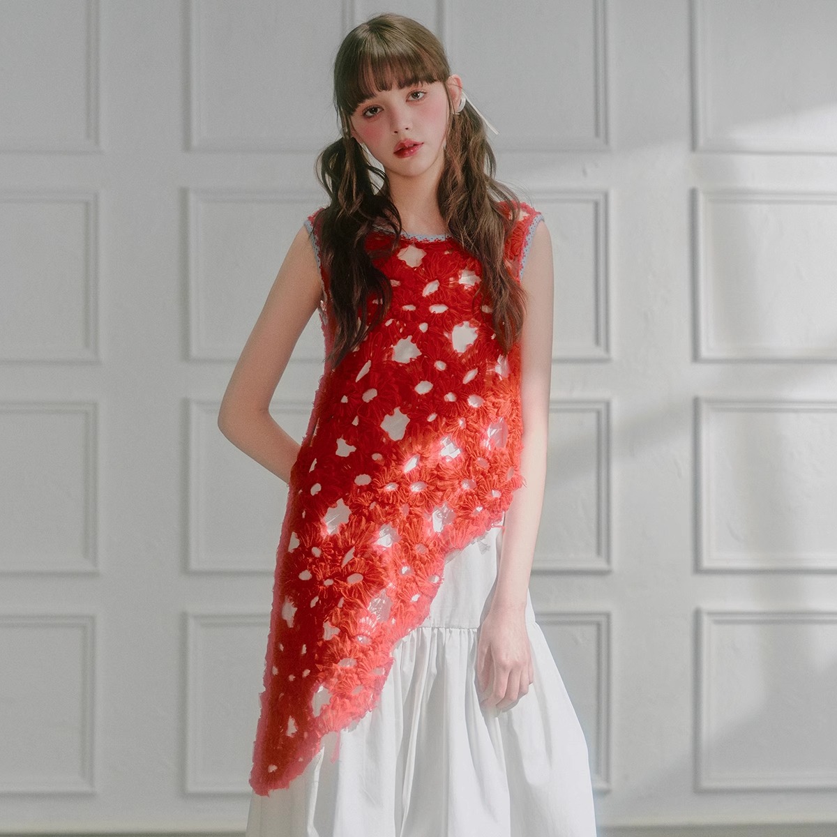 GUO JINGYI 25SS 珊瑚红镂空斜摆背心上衣 白色打褶吊带棉裙