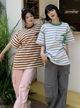 Andrea Martin官方旗舰店2024夏新款灰色条纹撞色青蛙T恤百搭木