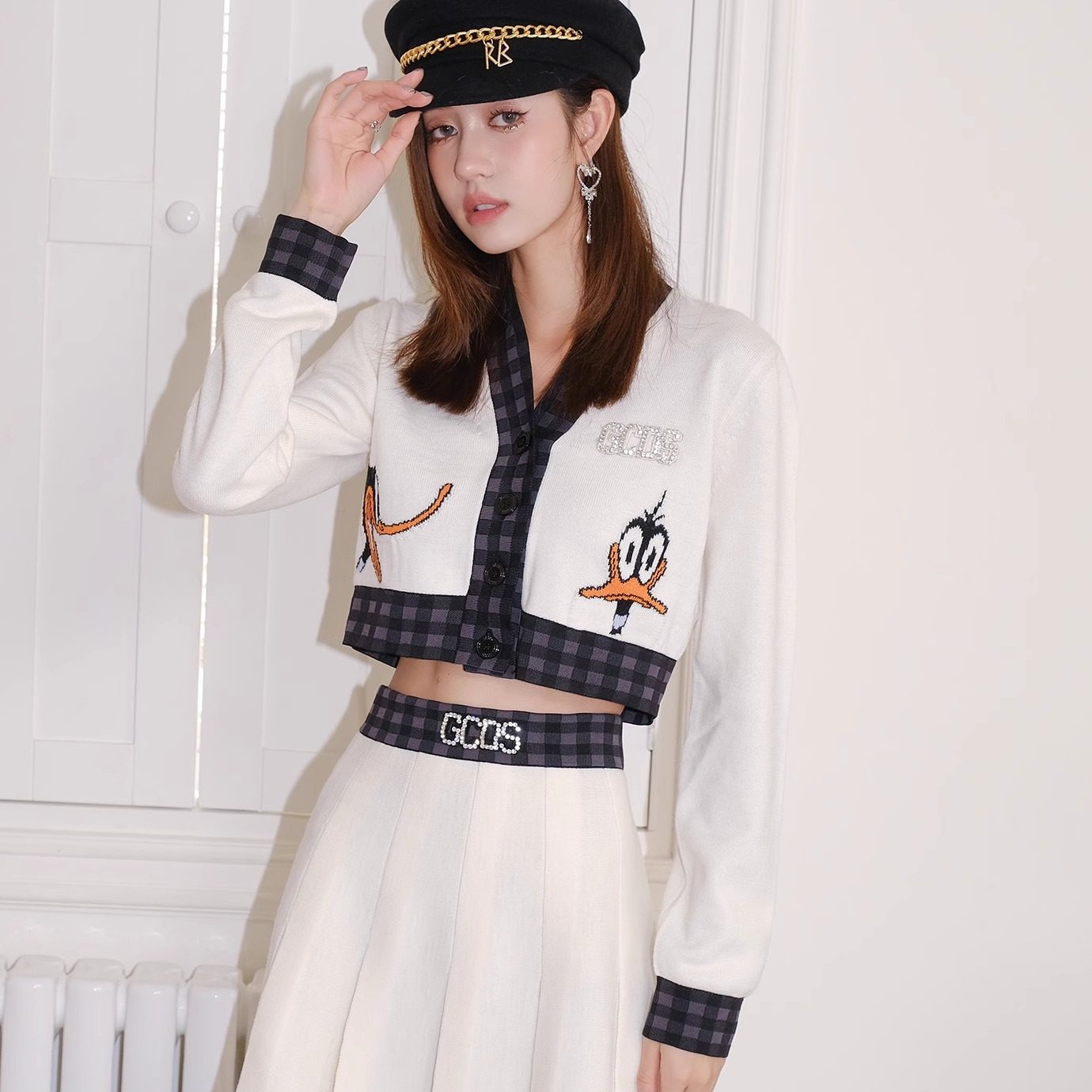 【4折现货】 GCDS 学院千金风白色唐老鸭刺绣针织开衫百褶半裙