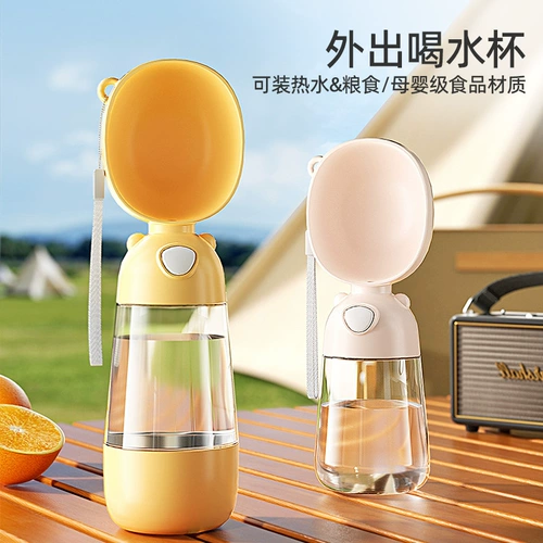 Кошка из водяной чашки принимает портативную чайную питьевую диету для питье