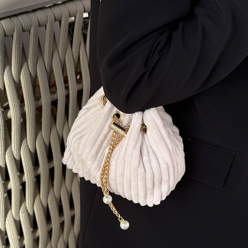 今年流行小香风褶皱水桶包