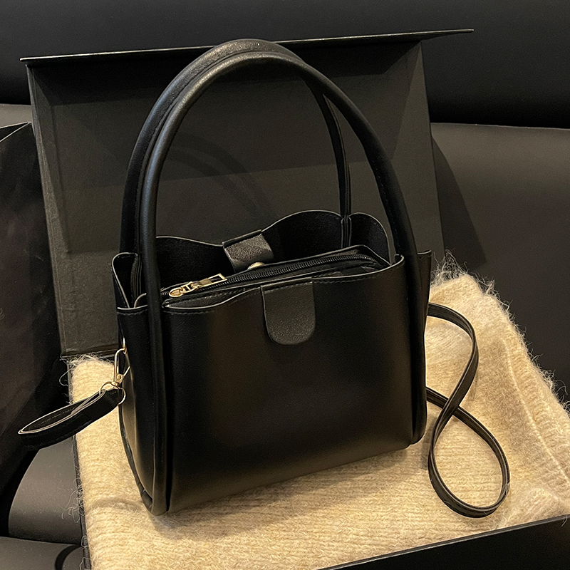 2025冬季新款极简风手提水桶包女