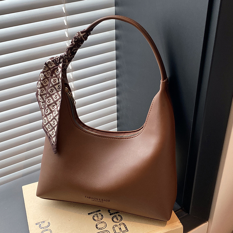 2025秋季新款时尚百搭棕色腋下包