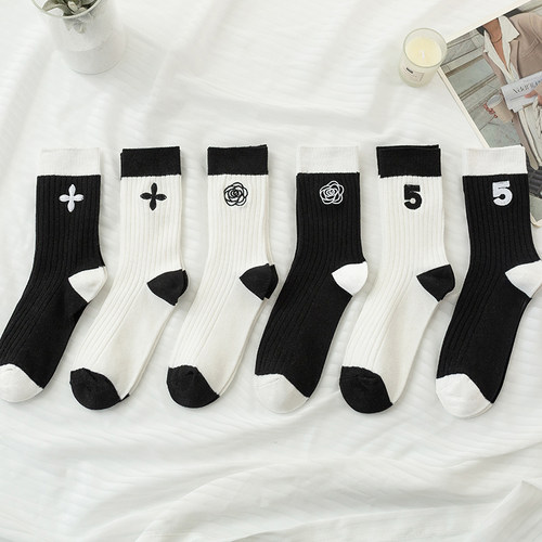 刺绣花朵黑白拼色十字架袜子女