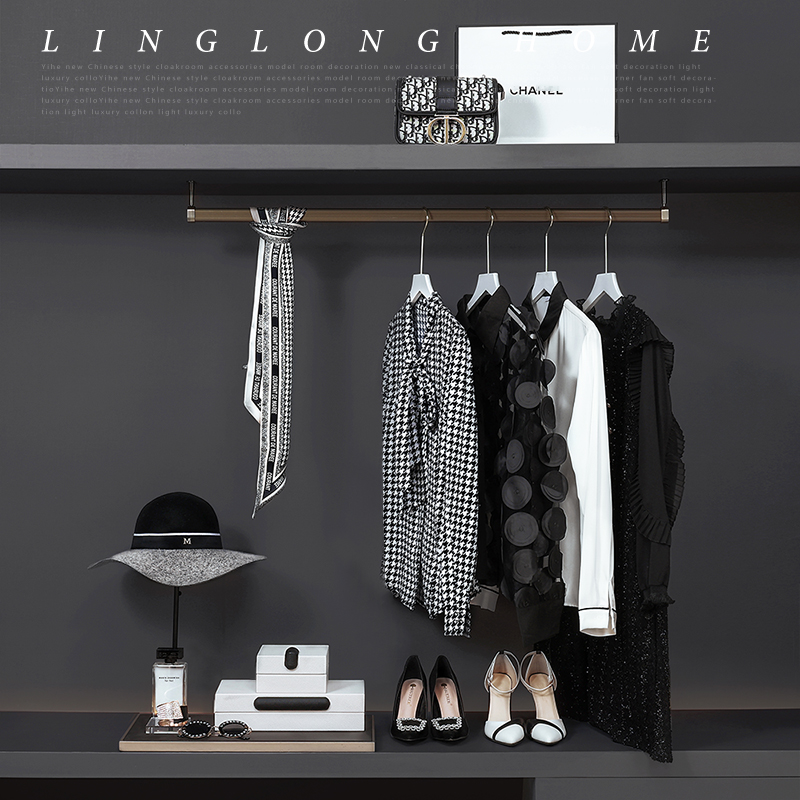 经典黑白样板房衣帽间衣柜服饰梳妆台组合摆件软装展厅售楼部道具