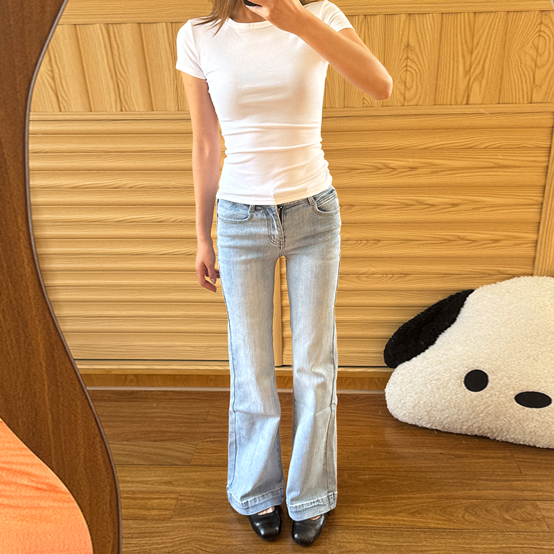 浅蓝色低腰微喇叭牛仔裤女宽松