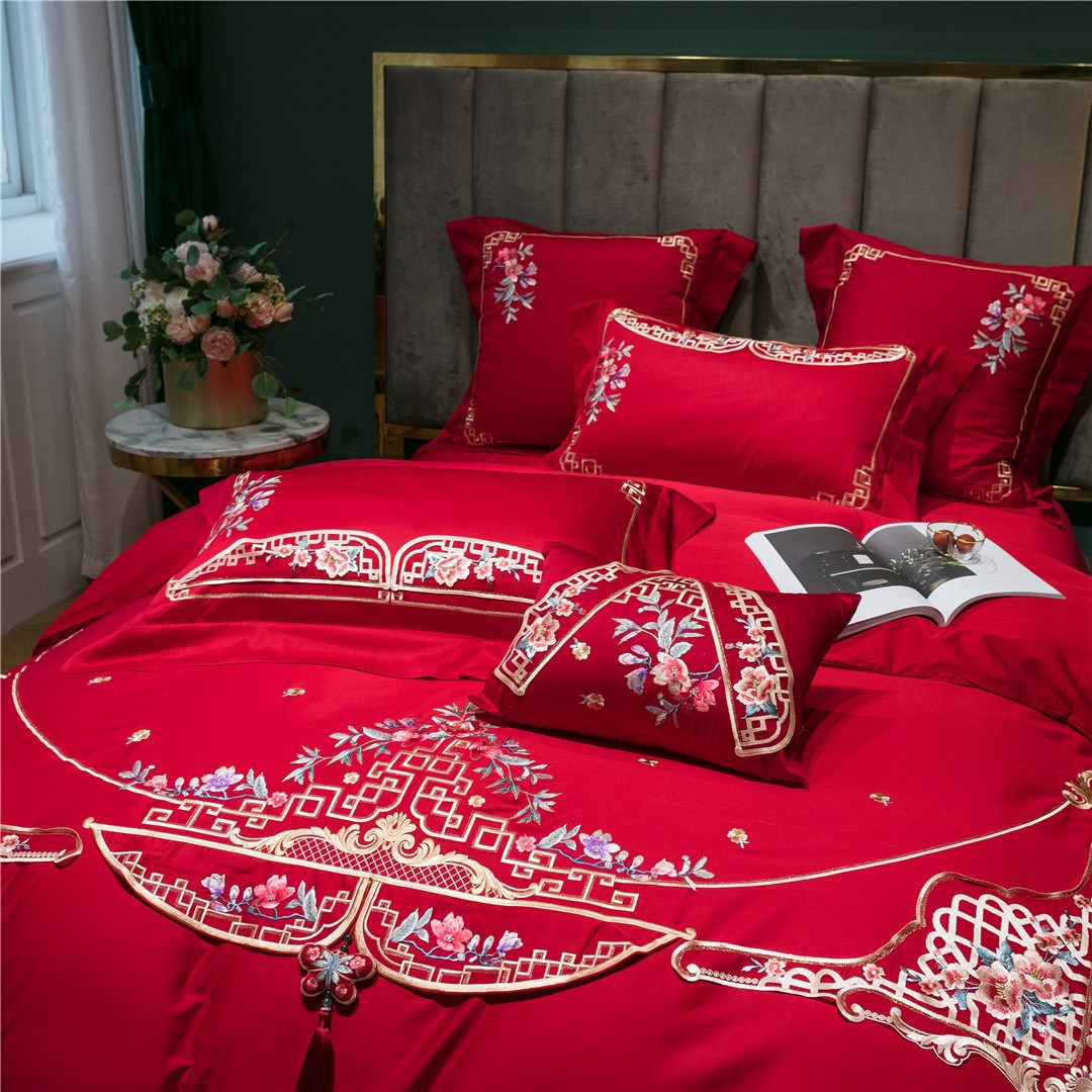 高級なハイエンドの新しい中国式の風の刺繍の純綿の長綿の綿の4つのセットの贅沢な貢ぎ物の新婚の大紅の寝具のベッドの上で