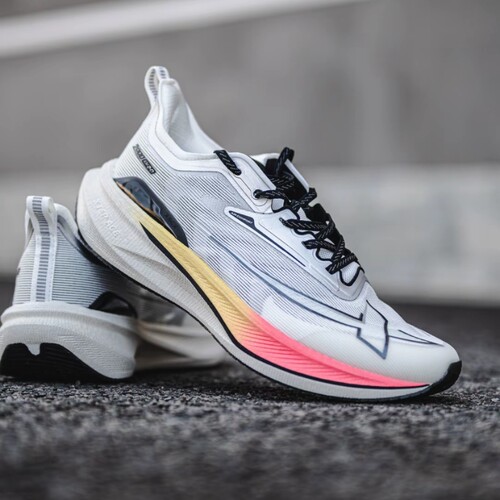 特步 两千公里2.0 休闲透气减震 低帮跑步鞋 男款 帆白/银色