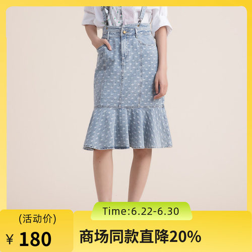 牛仔半裙，包臀及鱼尾裙摆设计打造流畅曲线
