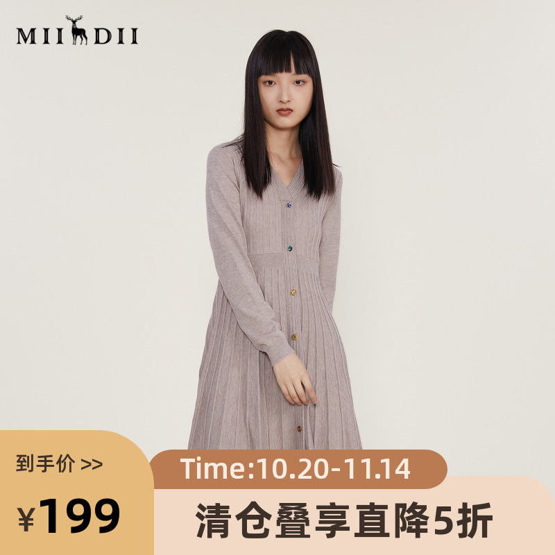 收腰设计的针织连衣裙，包容性强，显瘦年轻