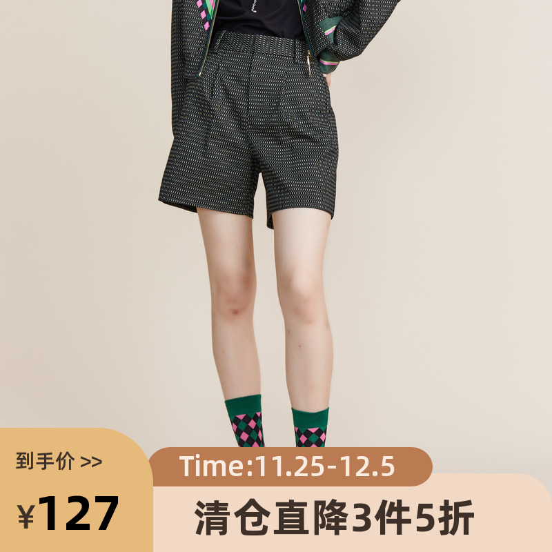 西装式短裤裤型，复古时髦，修饰身体线条