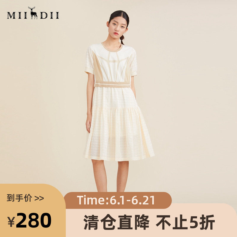 谜底2022夏季新款钻石贴布印花圆领收腰显瘦短袖连衣裙222ML0628