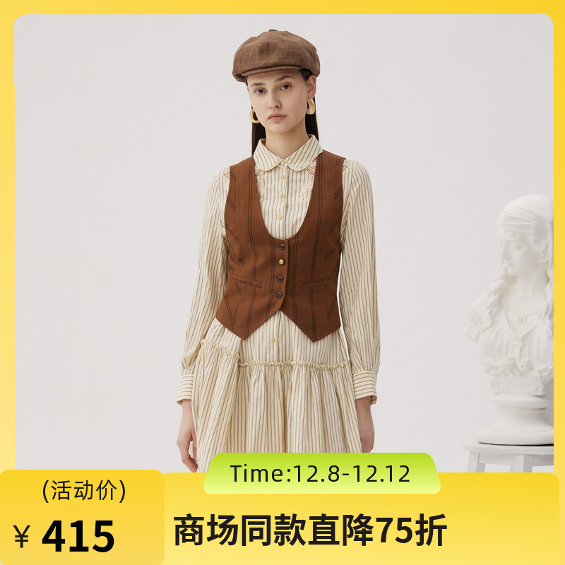 前幅绣花有趣，拼贴花边增加俏皮感