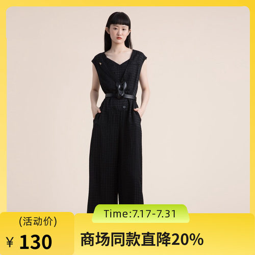 宽松的廓形随性浪漫，双排扣西装领的设计