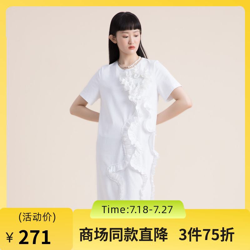 H型廓形舒适有包容性，爱心章仔细腻精致