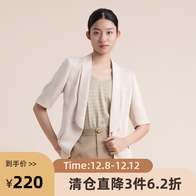 柔软光滑的微光面料,衣身装饰的字母绣花