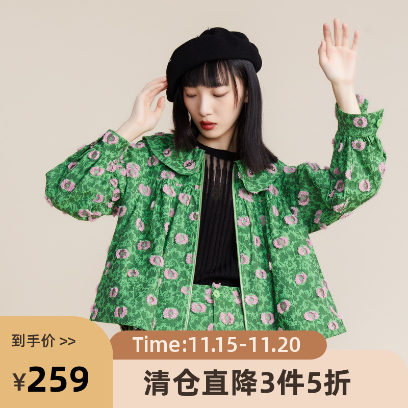 鲜艳提花面料，A型短款廓形加可爱的娃娃领