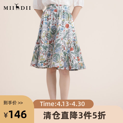 复古碎花半裙，两侧结构线让整体感受更浪漫