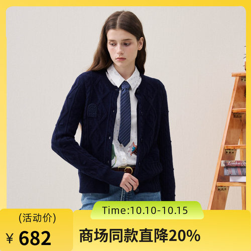 H型廓形，100%羊毛，保暖舒适，提花绣花。
