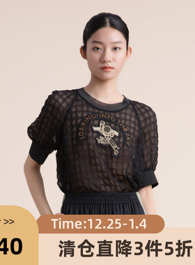 谜底2022夏季新简约复古图案刺绣圆领雪纺短袖上衣女222MS0555