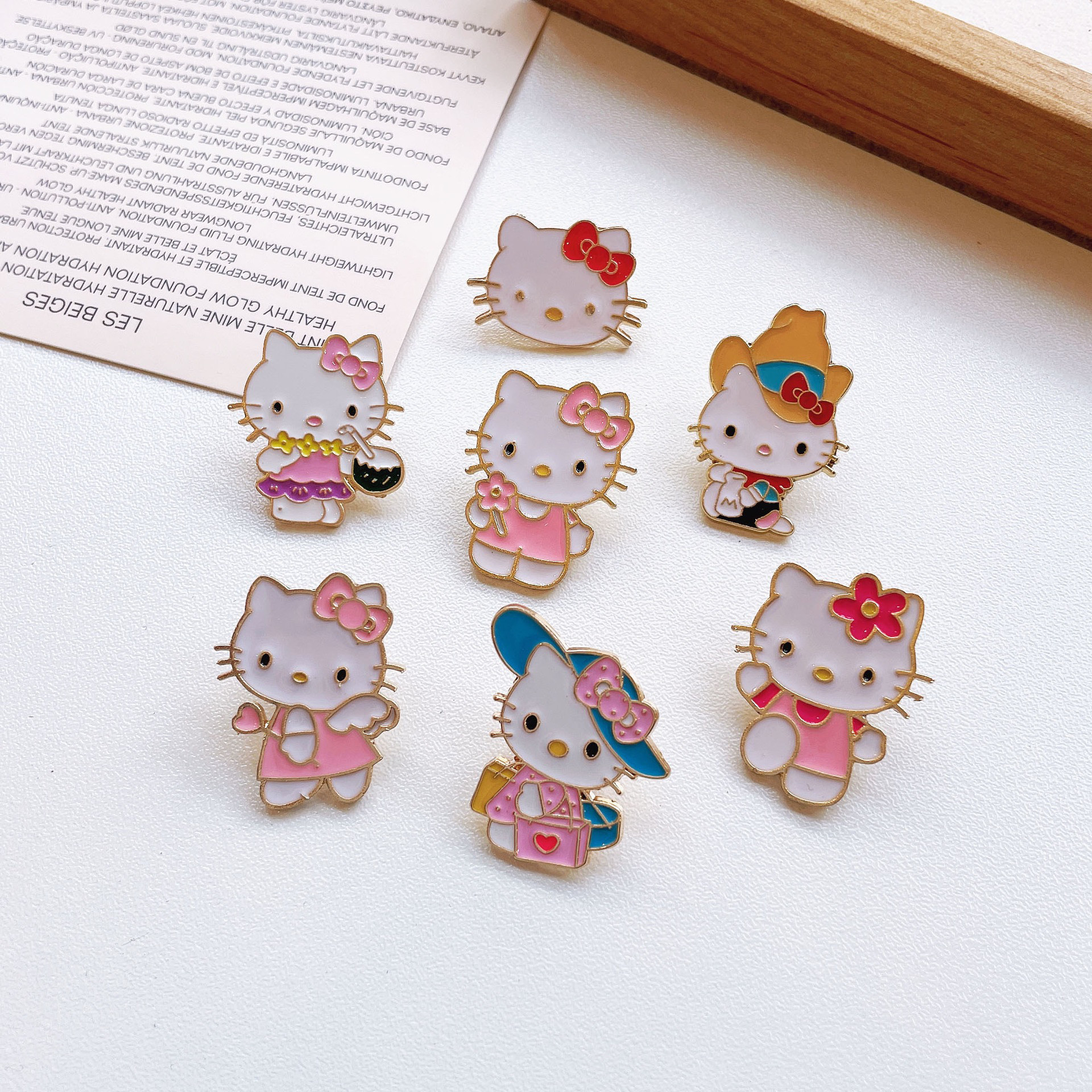 hellokitty徽章可爱凯胸针
