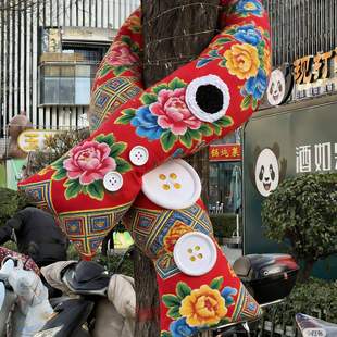 2026新年东北大花布大树围巾布艺装饰公园路旁社区氛围打卡装饰