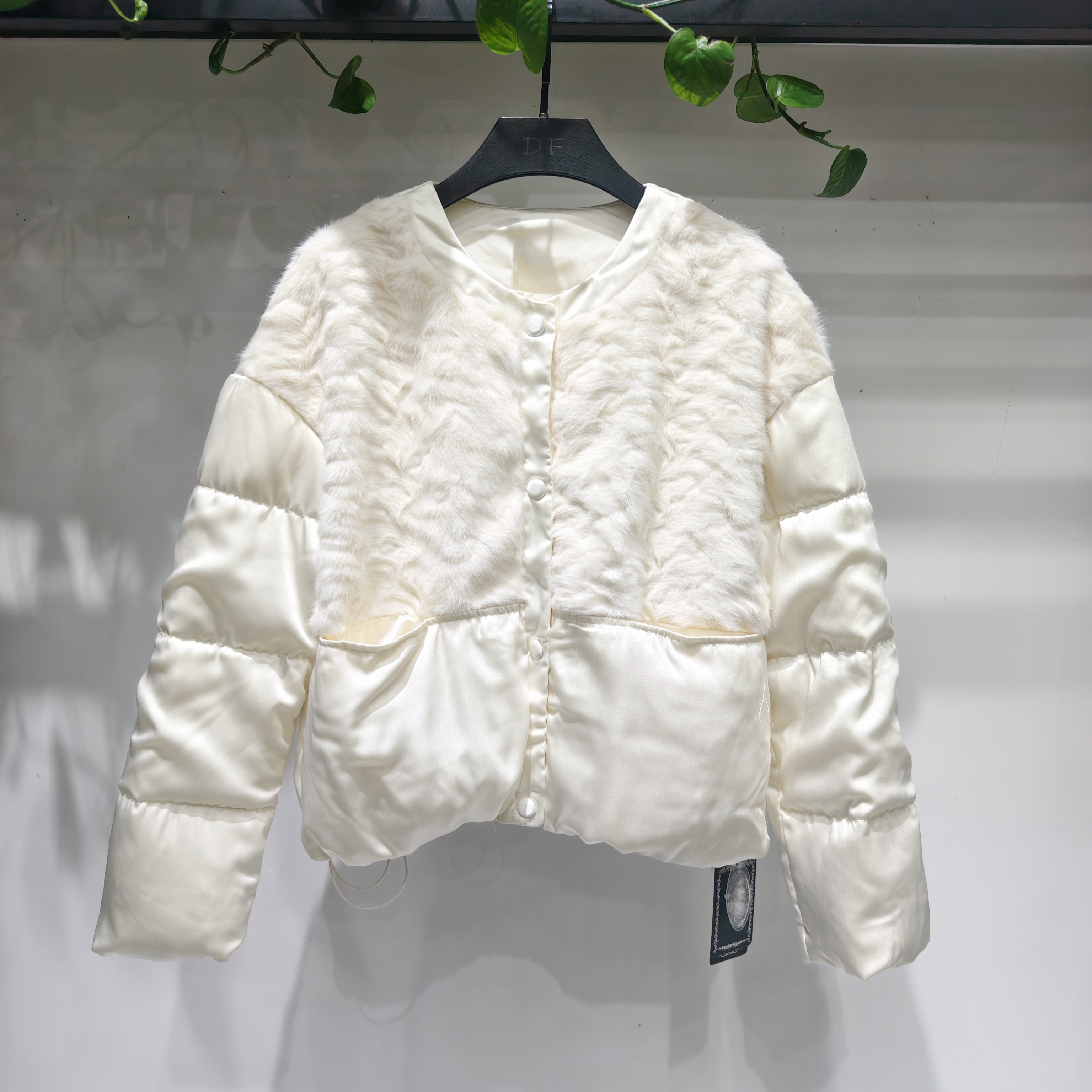 新中式圆领拼接毛毛白鸭绒外套