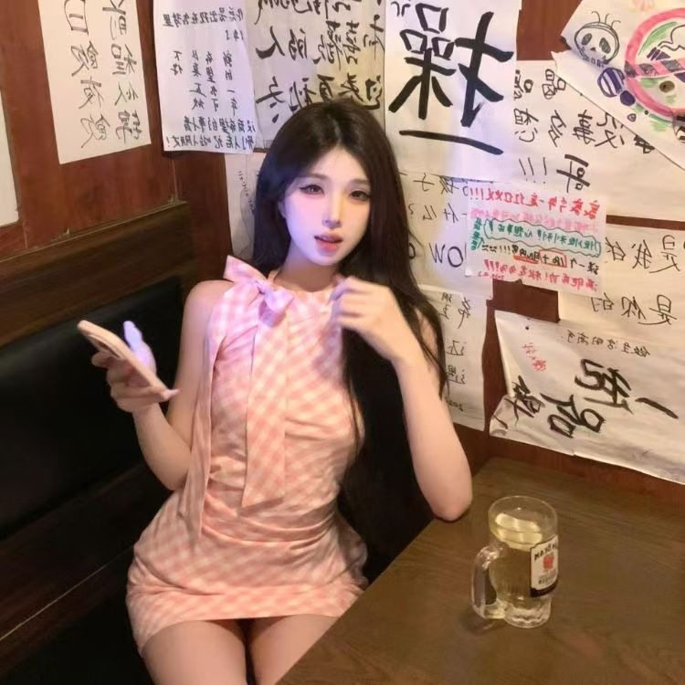粉色露肩无袖格子连衣裙子女2025新款蝴蝶结收腰法式短裙