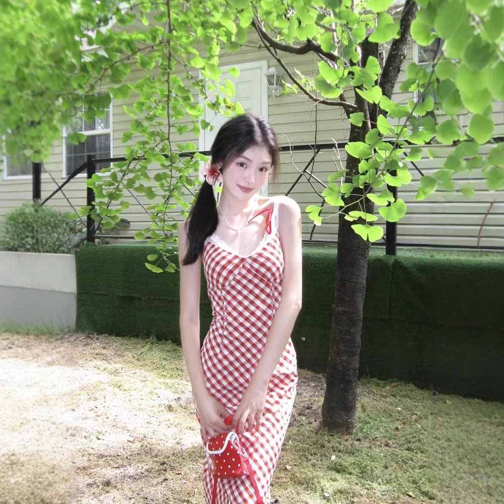 红色格子连衣裙女夏季法式甜美设计感蕾丝拼接v领收腰度假吊带裙