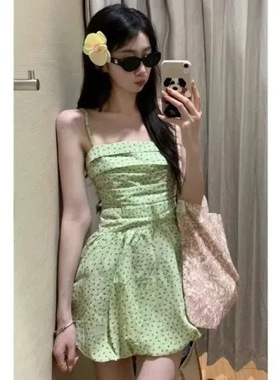 薄荷曼波风减龄波点绿色吊带连衣裙夏季新款甜美气质收腰花苞裙女