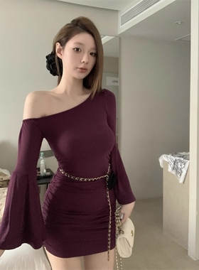 黑色斜领喇叭袖连衣裙女装秋季辣妹露肩短裙修身收腰褶皱包臀裙子