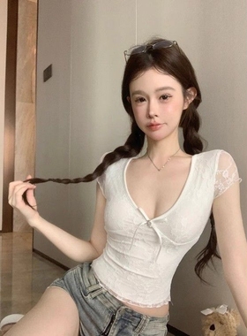 假两件白色蕾丝拼接V领短袖T恤女显瘦内搭纯欲性感短款防晒上衣潮