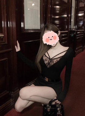 黑色纯欲性感辣妹v领蕾丝拼接镂空长袖打底衫女修身短款内搭上衣